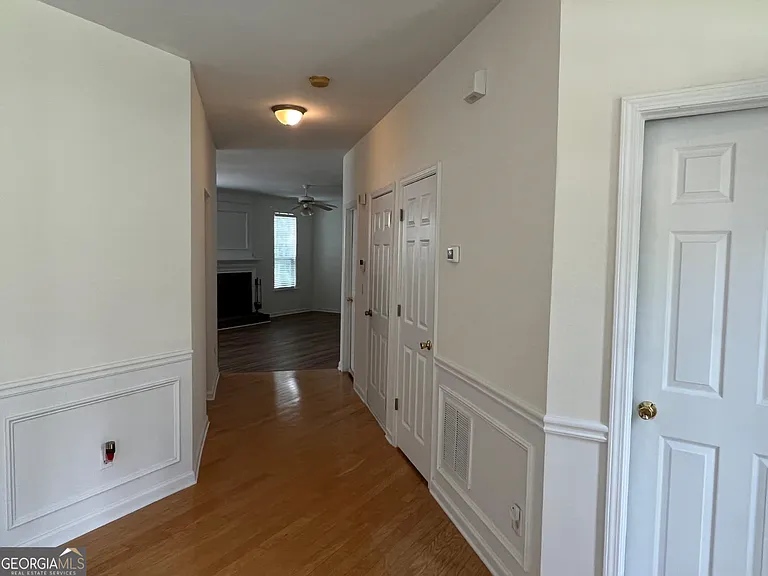 421 Holland Springs Dr — Photo 2