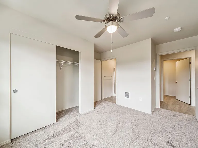 Leasing Special: $500 off 1 Month's Rent plus $1000 Standard Security Deposit! — Photo 23
