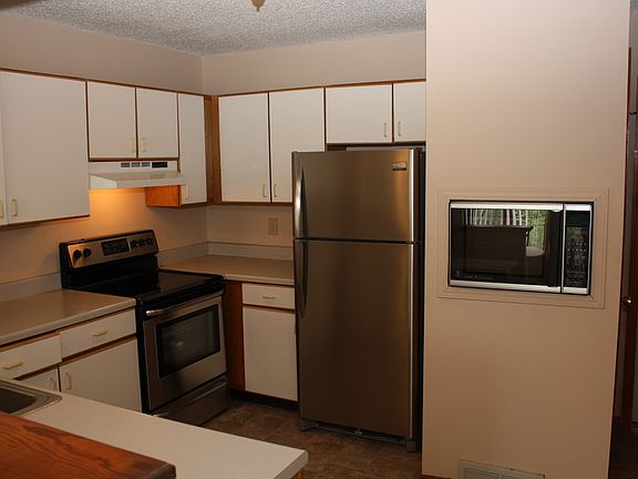 3rd image of 11 Crowsnest Ct