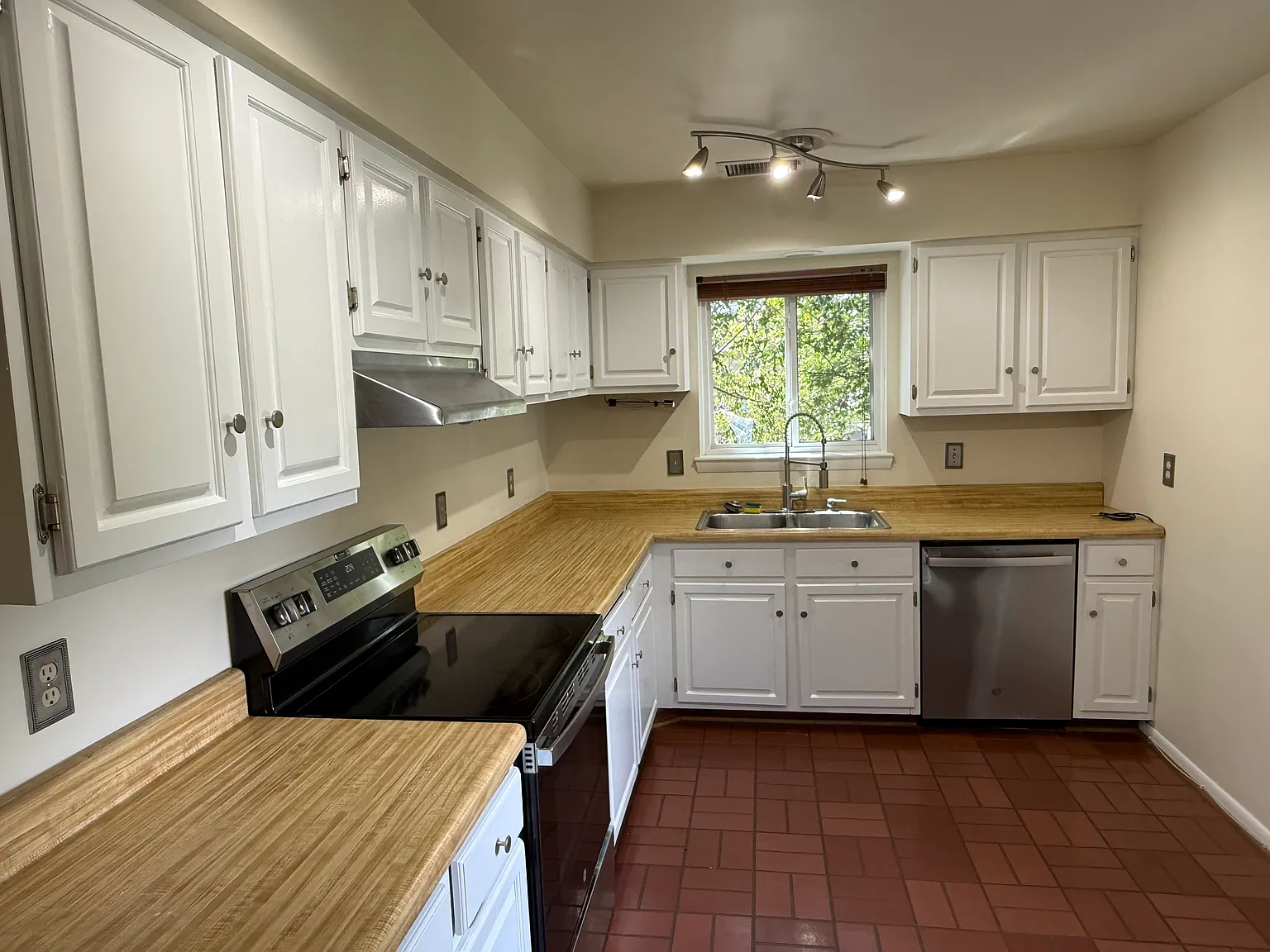 4 bed, 2.5 bath, 1556 sqft, $2,500 — Photo 2