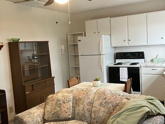 4th image of 1085 Arcadia Dr