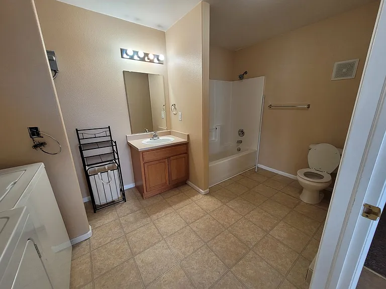912 Symons St — Photo 12