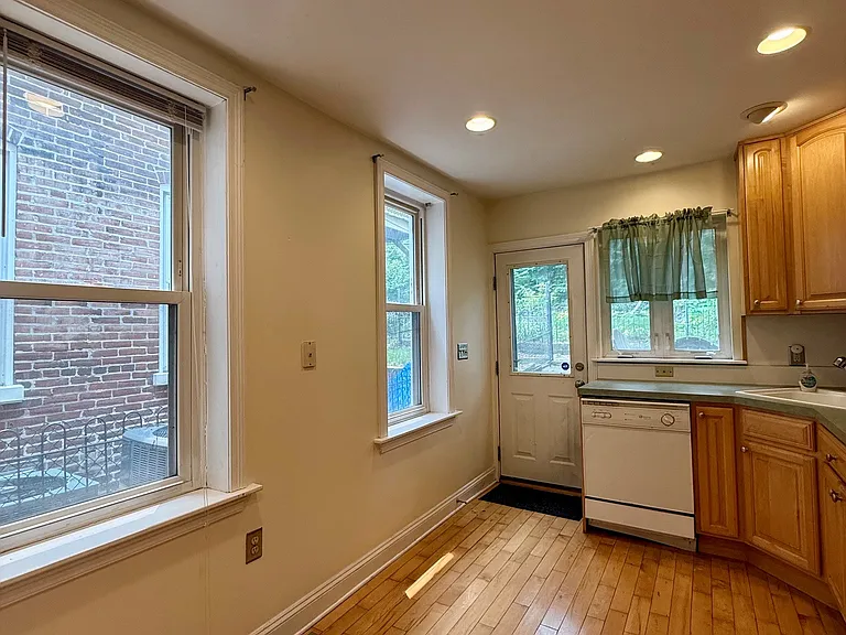 924 Lovering Ave — Photo 8