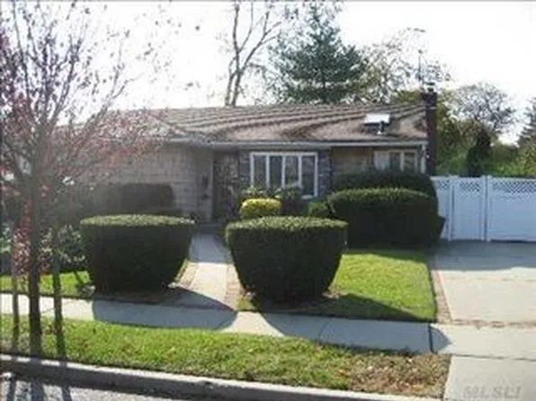 2650 Clydesdale Ct, Oceanside, NY 11572