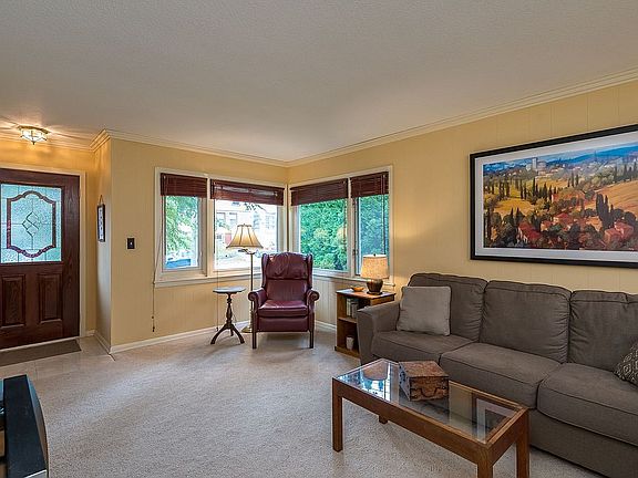 5th image of 153 Logan Ave W