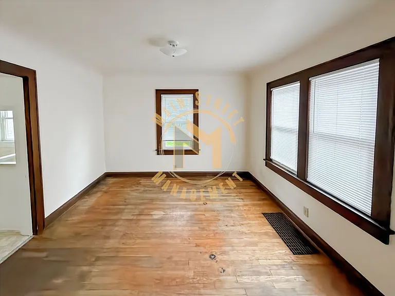 520 Henry St — Photo 9