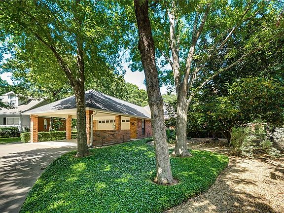 3rd image of 685 Brook Hollow Cir