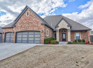 901 Samantha Ln, Moore, OK 73160