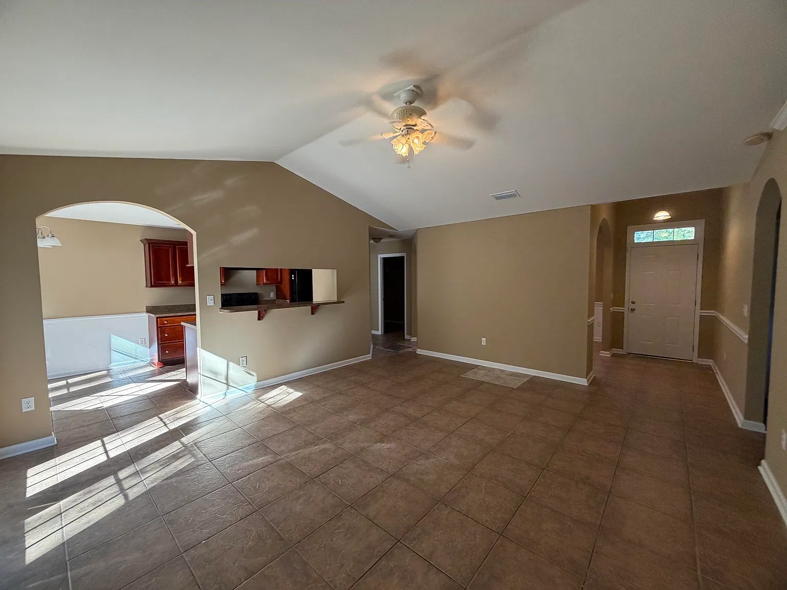 3 bed, 1672 sqft, $1,700 — Photo 2