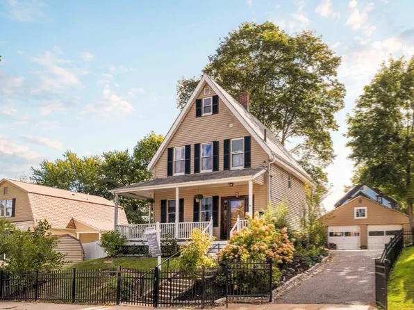 4 Dedham St, Hyde Park, MA 02136