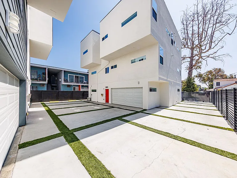 3015 Alsace Ave — Photo 101