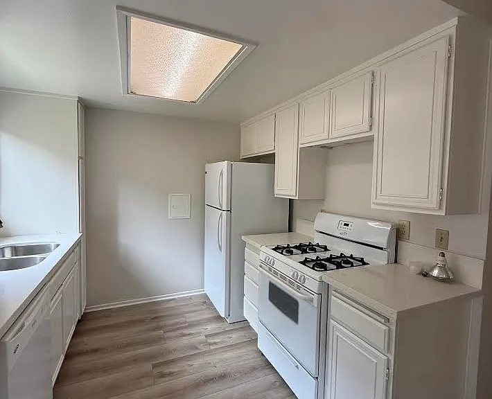 1001 E Cypress Ave — Photo 1