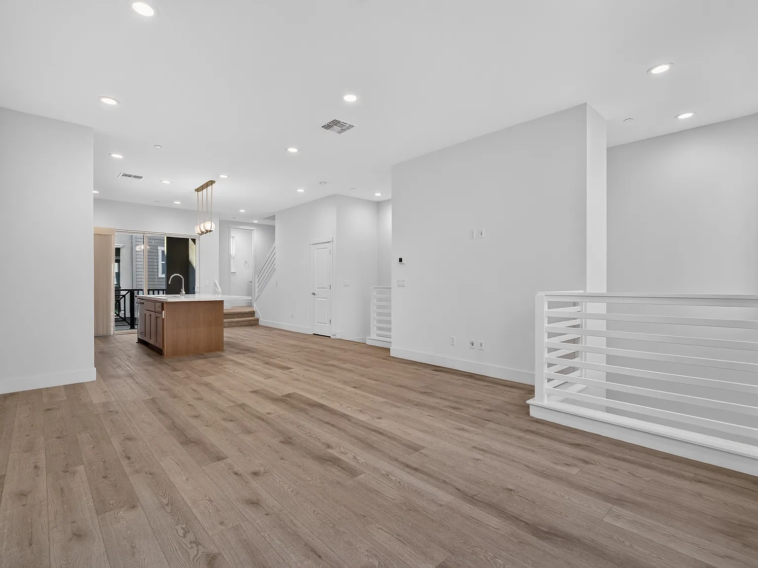 3 bed, 3.5 bath, 1871 sqft, $4,800 — Photo 3