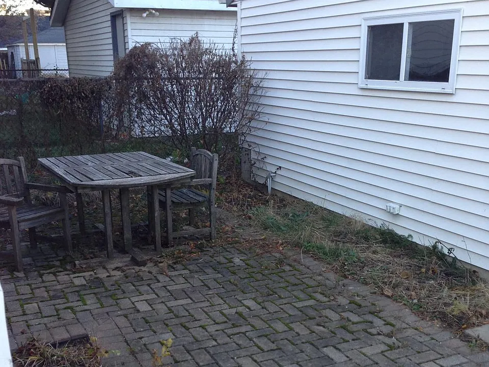 Back private patio, fenced in area