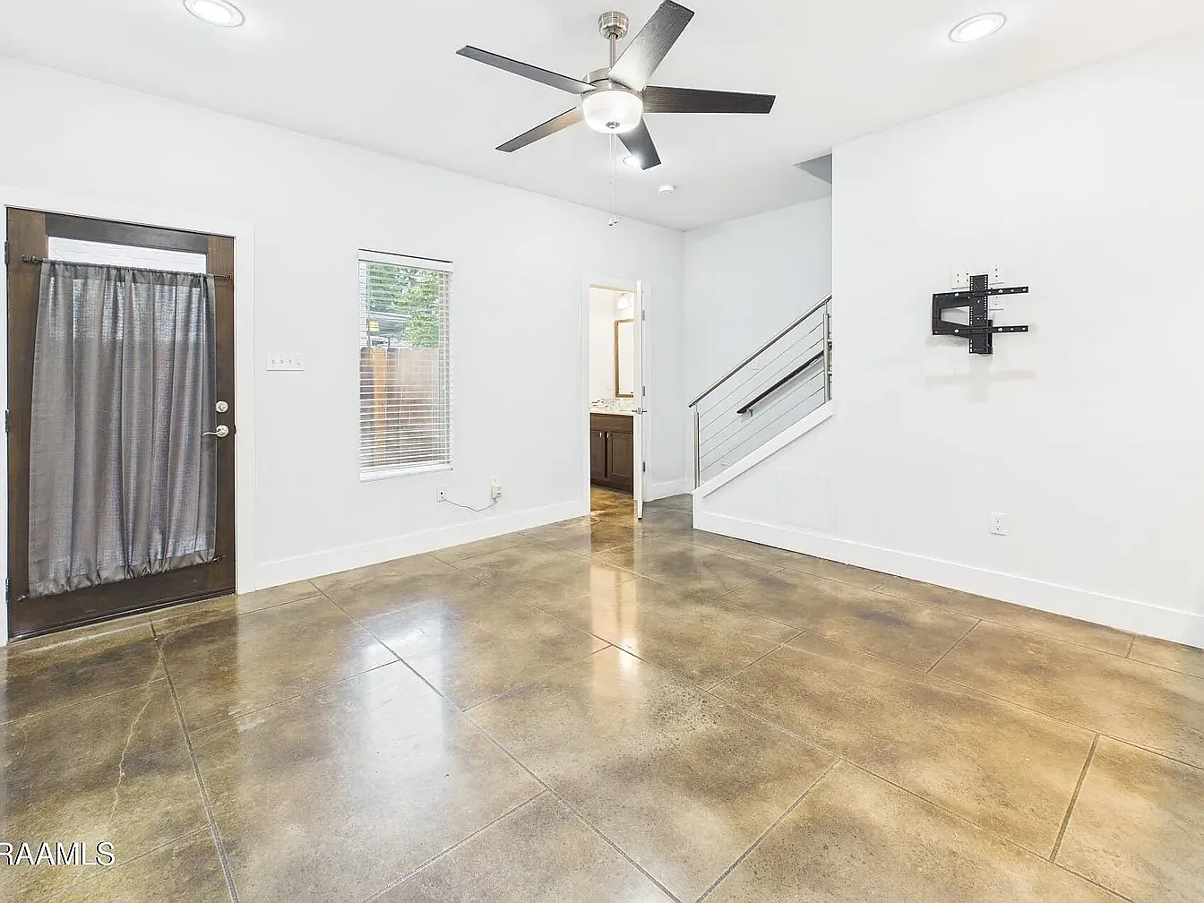 2 bed, 2.5 bath, 1270 sqft, $1,400 — Photo 2