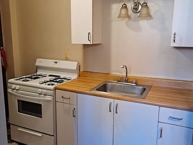 210 Caroline St #1R — Photo 1