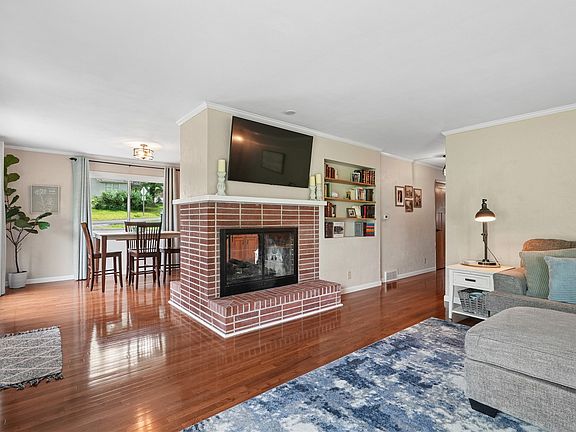 4th image of 1227 Glenwood Dr NW