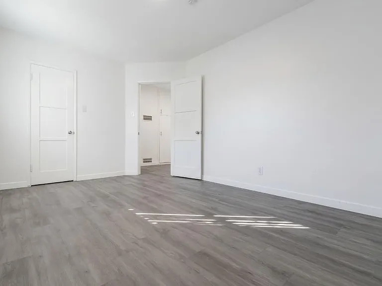 1127 W 111th St #1127 — Photo 11