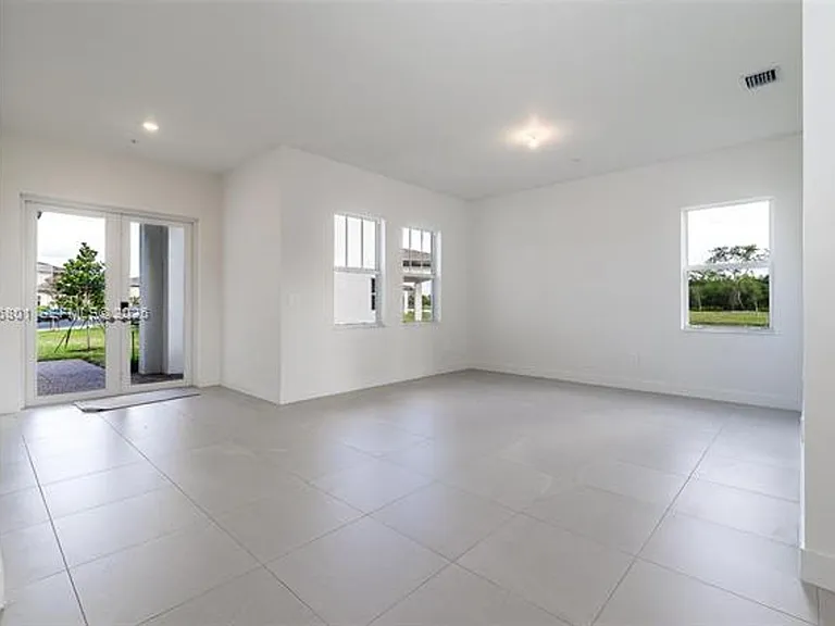 4480 SW 122nd Ter — Photo 3