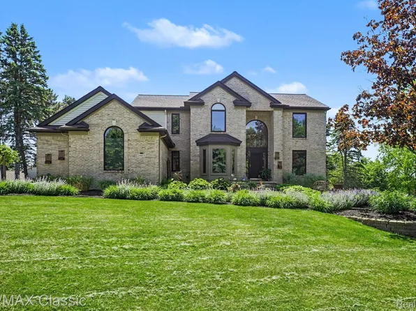 54853 Walnut Dr, New Hudson, MI 48165