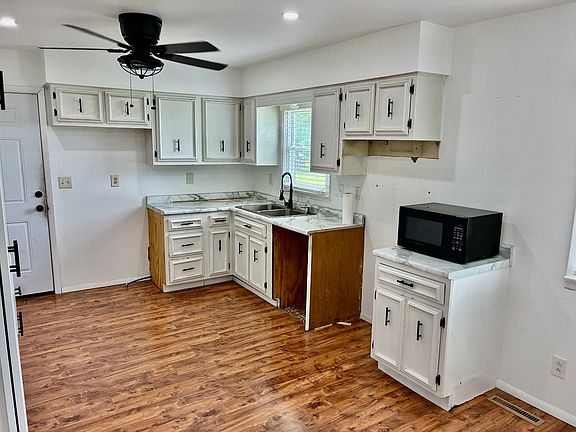 3rd image of 205 Brooks Dr