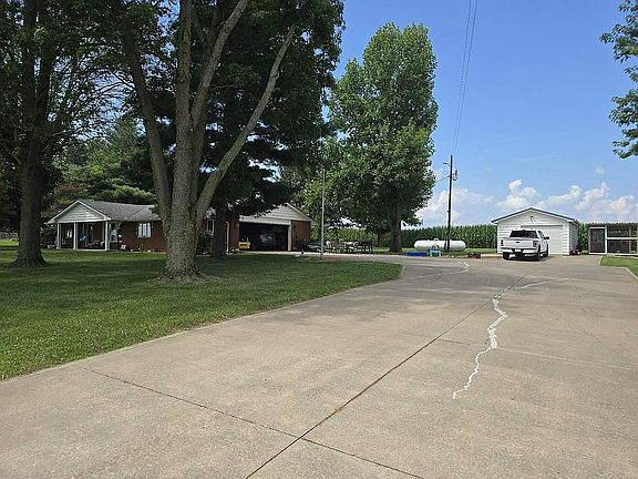 3rd image of 1025 Massey Ln