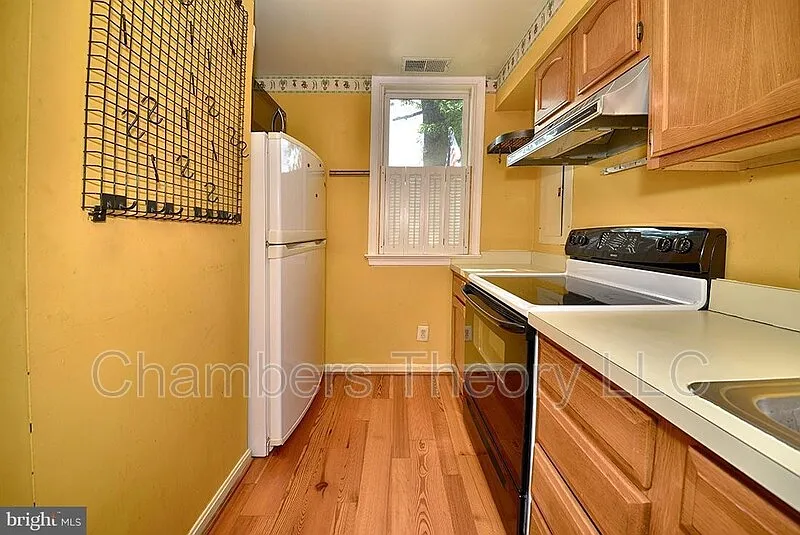 2 bed, 1.5 bath, 878 sqft, $3,700 — Photo 4