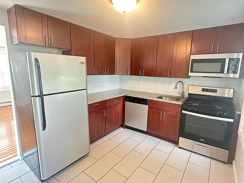 23A Hawthorne Dr #1