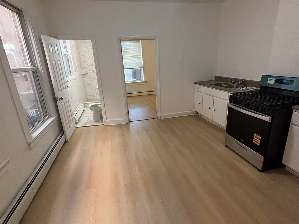 406 Woodlawn Ave #1