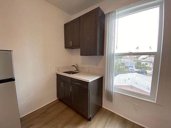 2nd image of 1931 Market St APT 304
