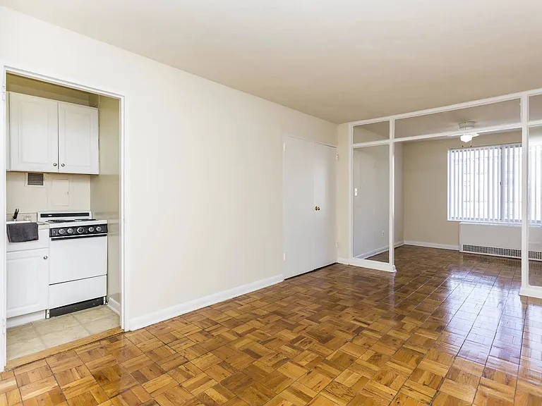 Empire Apartments — Photo 17