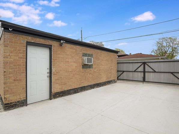 5851 S Neenah Ave, Chicago, IL 60638