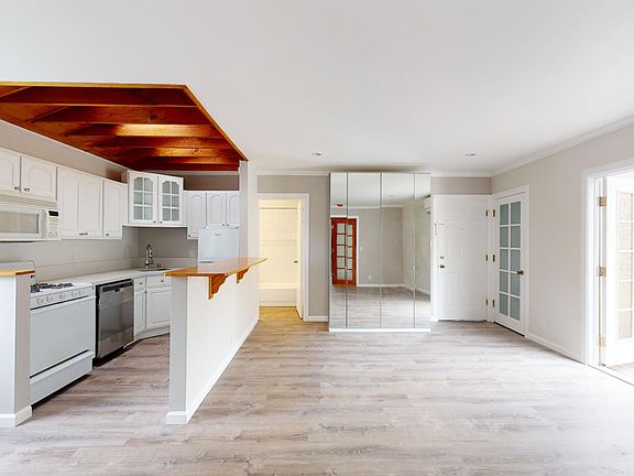 4th image of 10432 Riverside Dr #A