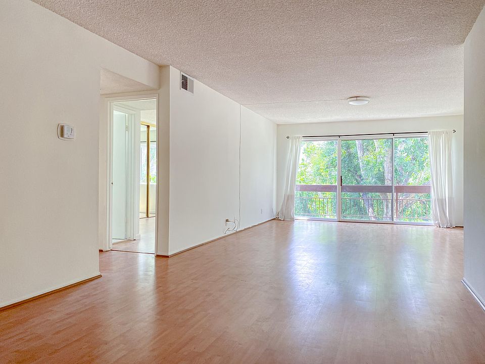 1st image of 12157 Moorpark St APT 206