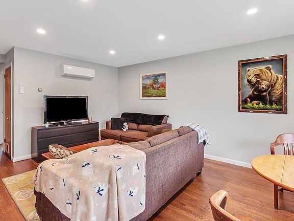 5th image of 3 N Hill Ln #A