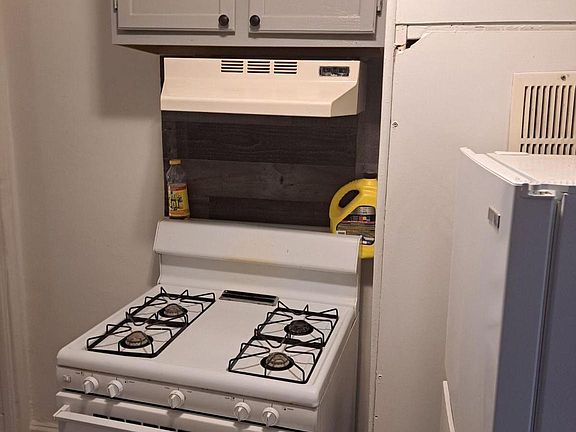 3rd image of 141 E Diamond St