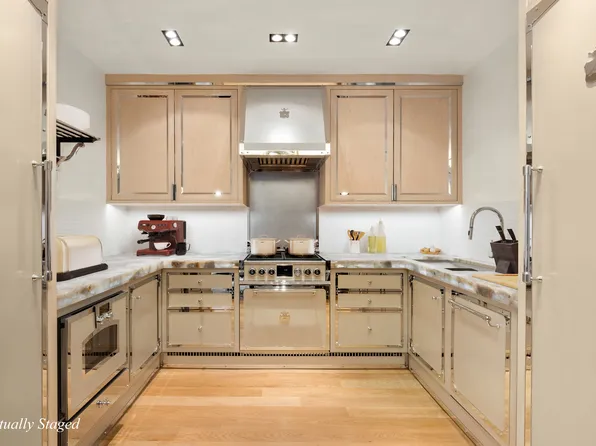 260 Park Avenue South image 1 of 11