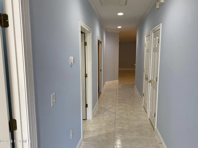 411 Avenshire Ct — Photo 2