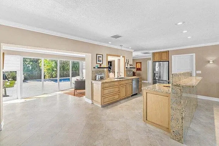 3 bed, 2.0 bath, 1970 sqft, $7,500 — Photo 3