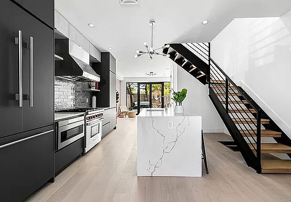 5th image of 364 Columbia St #1