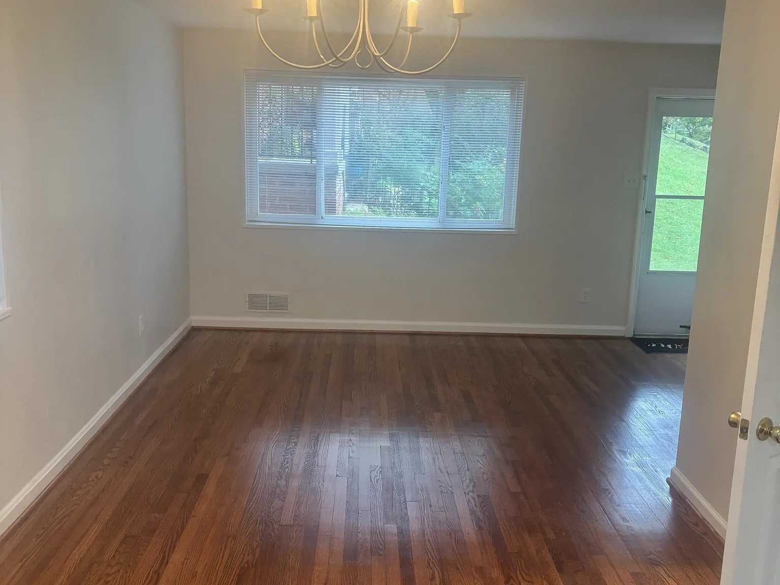 3 bed, 1.5 bath, 994 sqft, $3,000 — Photo 2