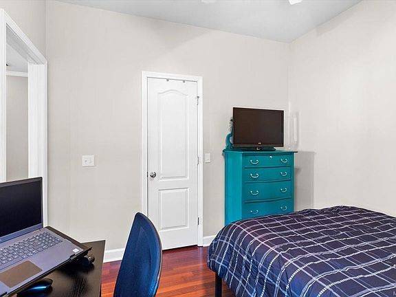3rd image of 224 Windsor Garden Dr
