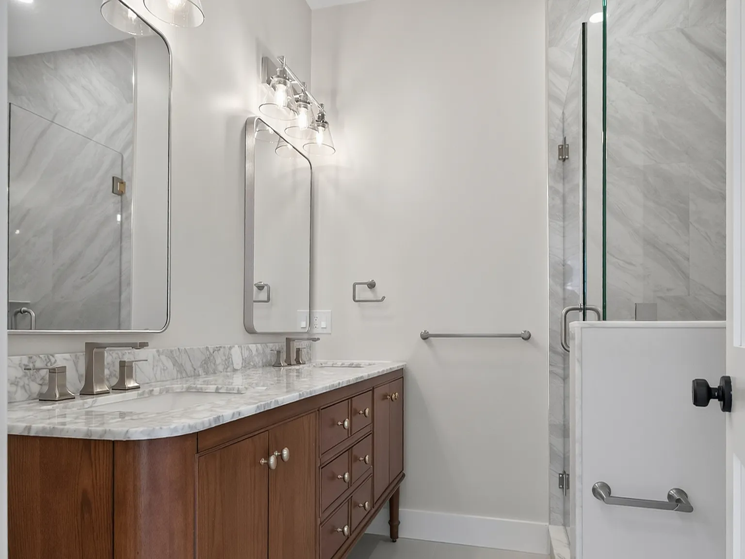 533 Washington St — Photo 3
