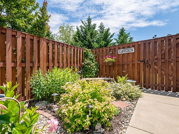 5th image of 351 Creekside Commons Ct