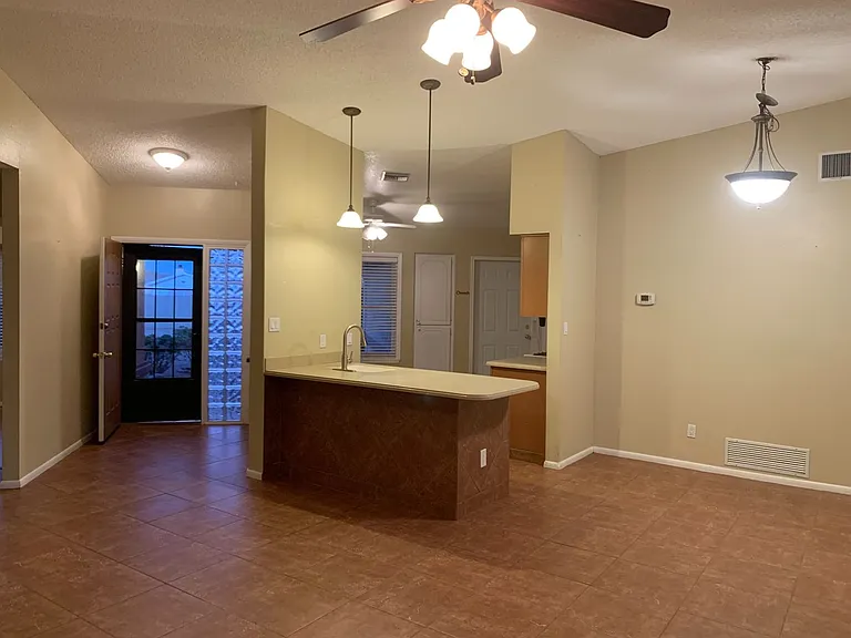 2220 Iris Dr — Photo 2