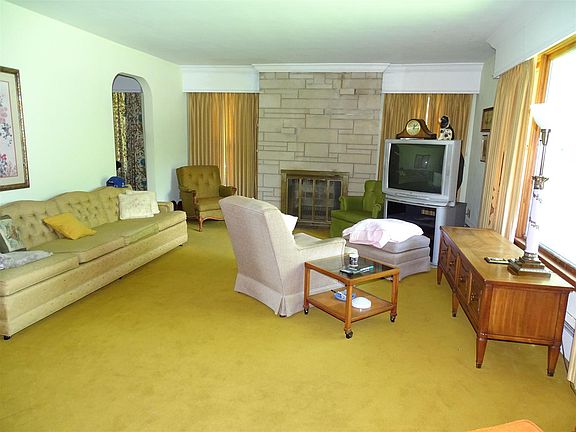 3rd image of 3915 W Peachtree Ln