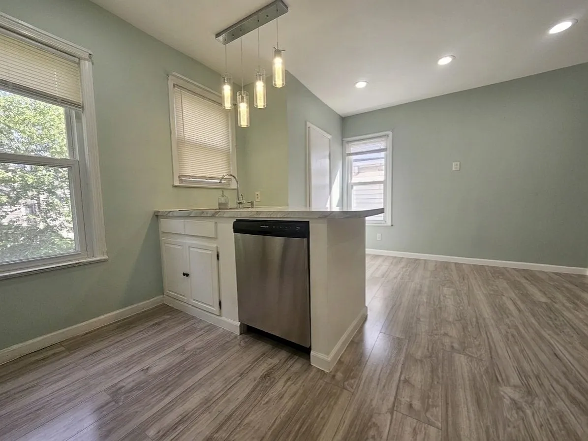 516 Forest St — Photo 2