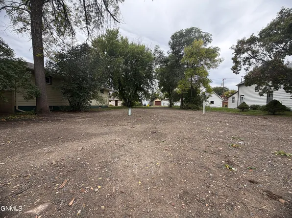 814 9th Ave SE, Jamestown, ND 58401