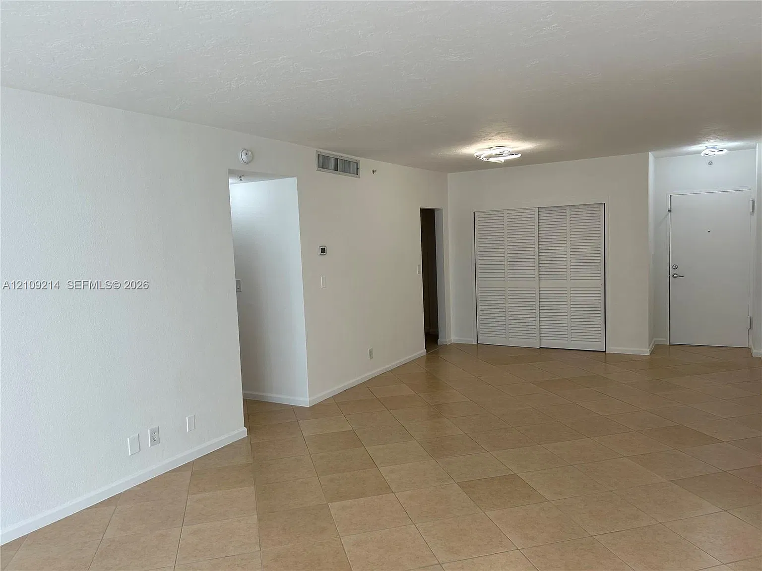 Residences On Hollywood B — Photo 4