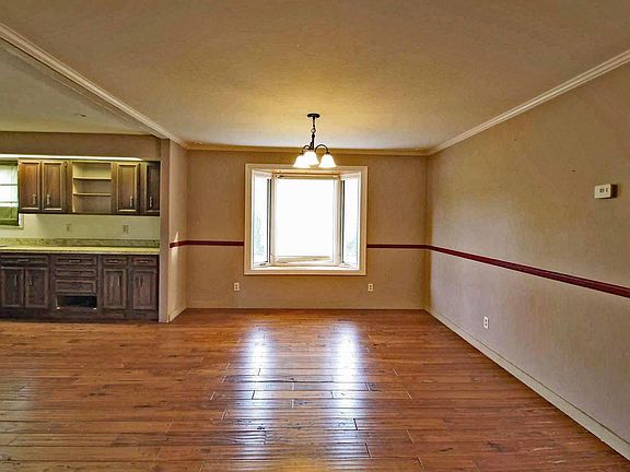 4th image of 588 Lynn Dr